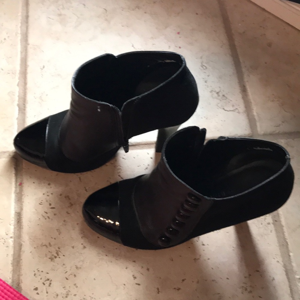 Gianni Bini black booties